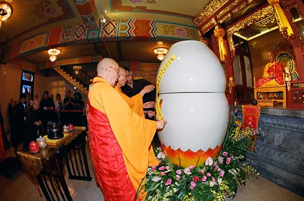 世界僧王悟明长老 圆寂坐缸永留全身舍利-图片7