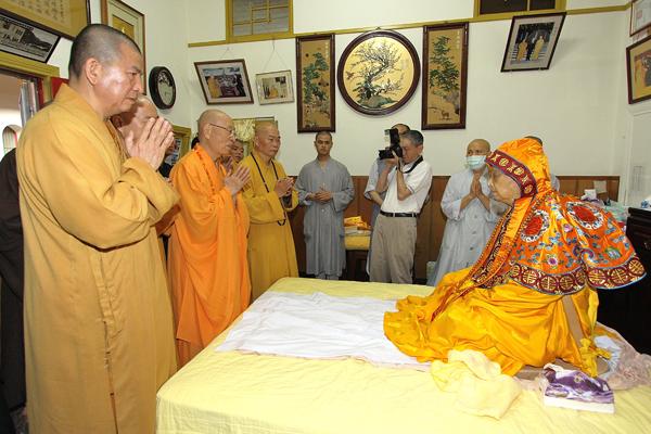 世界僧王悟明长老 圆寂坐缸永留全身舍利-图片5