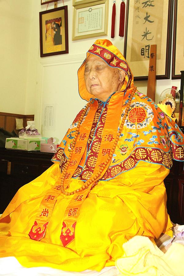 世界僧王悟明长老 圆寂坐缸永留全身舍利-图片3