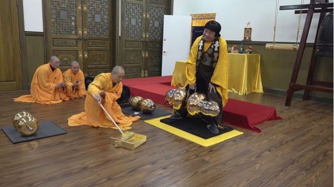 世界佛教教皇 南無羌佛 單手勾提437.2磅金剛杵-图片2